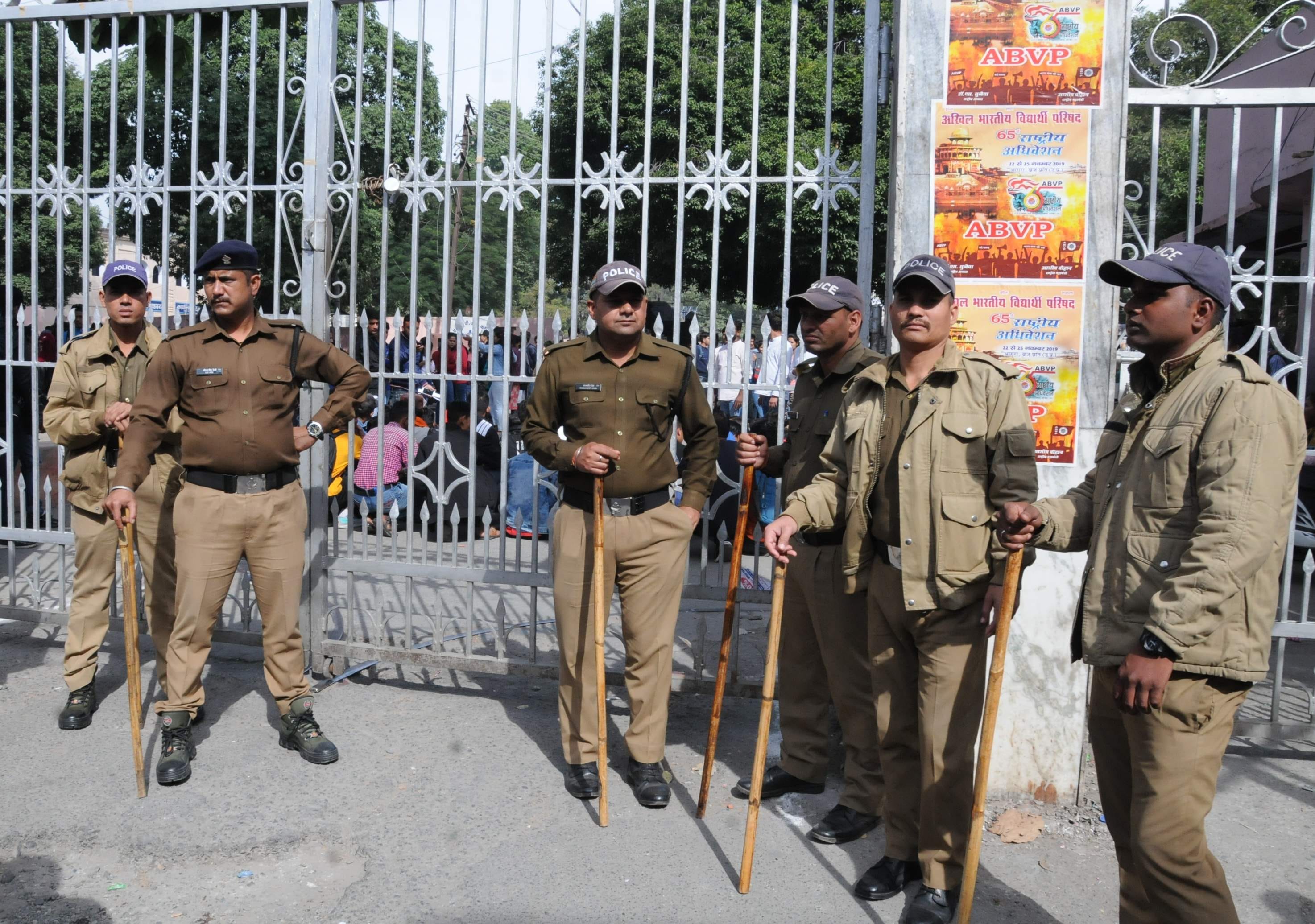 डीएवी पीजी कालेज परिसर में छात्रों के पद्रर्शन के चलते गेट के बाहर तैनात पुलिस कर्मी। 