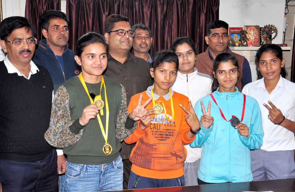 विश्व विद्यालय मेरठ अंतर एथेलेटिक प्रतियोगिता में पदक जीतकर आये खिलाडियो जैन कॉलेज में स्वागत क
