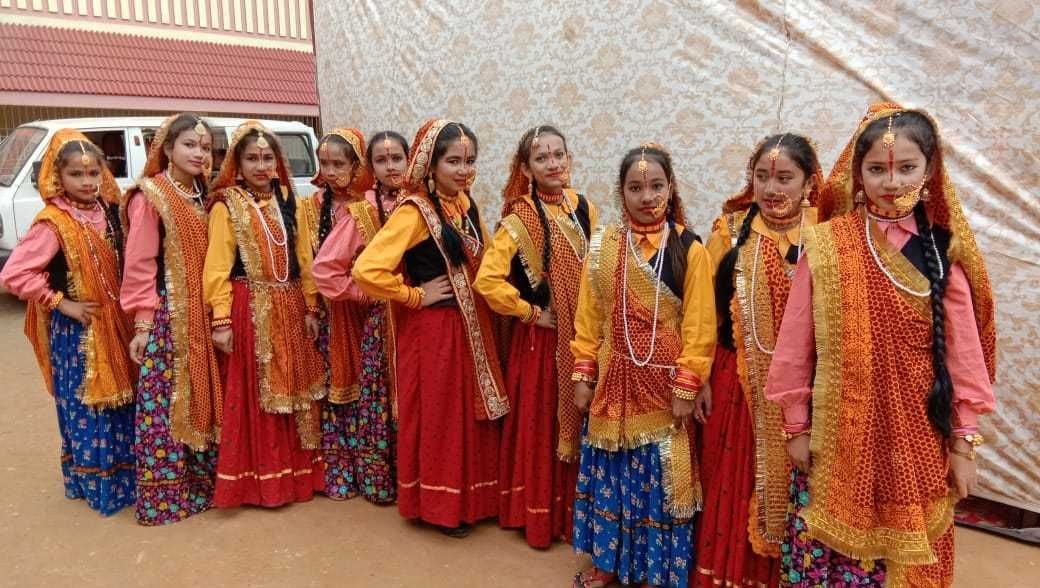 लोहाघाट में बाल दिवस पर सांस्कृतिक कार्यक्रम पेश करतीं बालिकाएं। लोहाघाट में बाल दिवस पर सांस्कृतिक कार्यक्रम पेश करतीं बालिकाएं।