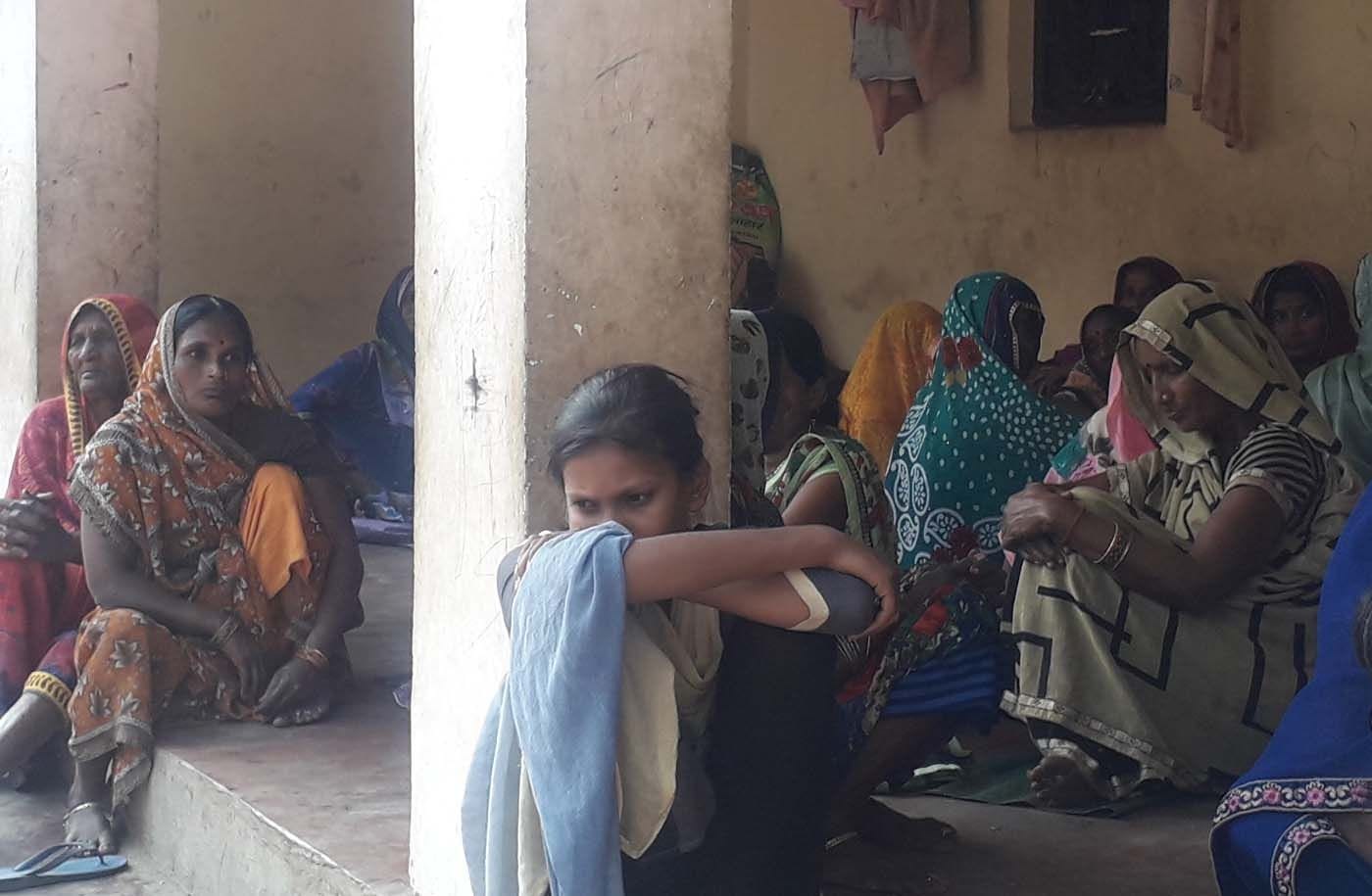 लालगंज मगहर चौकी के पास अज्ञात वाहन की टक्कर से  चंद्रकेश चौधरी की मौत होने पर रोते विलखते परिजन।