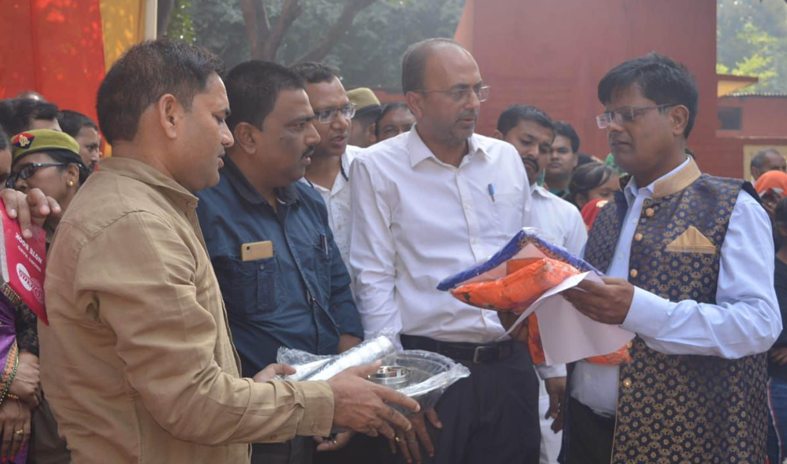 सामूहिक विवाह में कन्याओं को दिए गए जोड़ों की गुणवत्ता परखते डीएम हीरा लाल।
