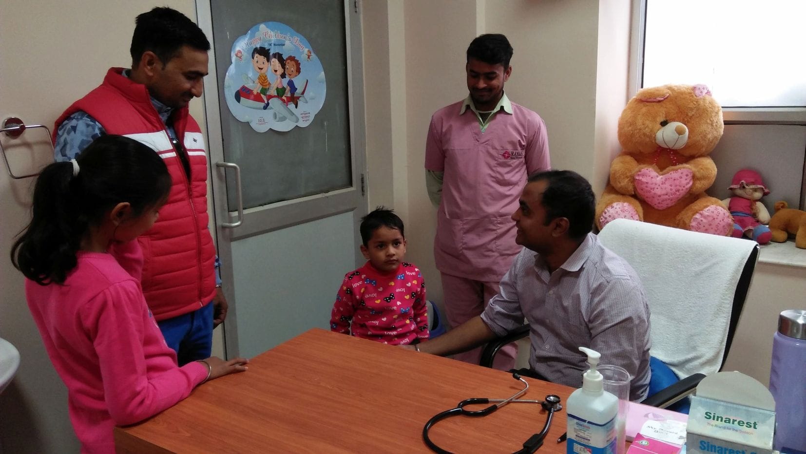 काशीपुर उजाला हॉस्पिटल में बच्चों का स्वास्थ्य परीक्षण करते बाल रोग विशेषज्ञ डॉ. रजनीकांत। अमर ? काशीपुर उजाला हॉस्पिटल में बच्चों का स्वास्थ्य परीक्षण करते बाल रोग विशेषज्ञ डॉ. रजनीकांत। अमर ?