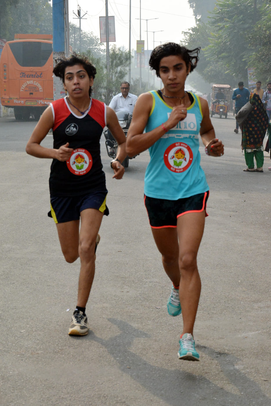 मिनी मैराथन की विजेता अर्पिता सैनी एवं काजल।