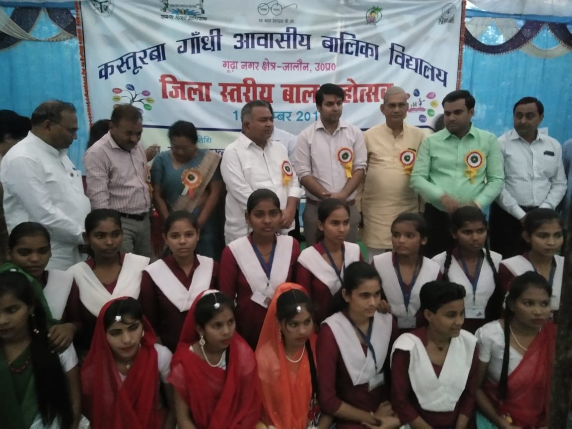 समाजसेवी व अधिकारियों द्वारा गोद लिए गई छात्राएं समाजसेवी व अधिकारियों द्वारा गोद लिए गई छात्राएं