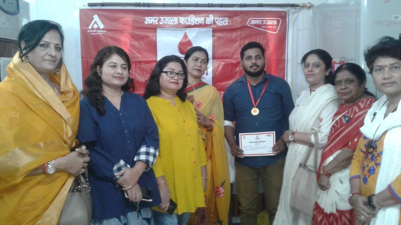 अमर उजाला प्रमाण पत्र लिए खड़ा रक्तदानी अमर उजाला प्रमाण पत्र लिए खड़ा रक्तदानी