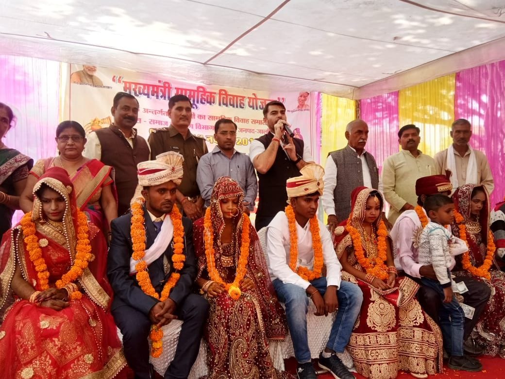 कदौरा में वर-वधू को आशीर्वाद देते खंड विकास अधिकारी कदौरा में वर-वधू को आशीर्वाद देते खंड विकास अधिकारी