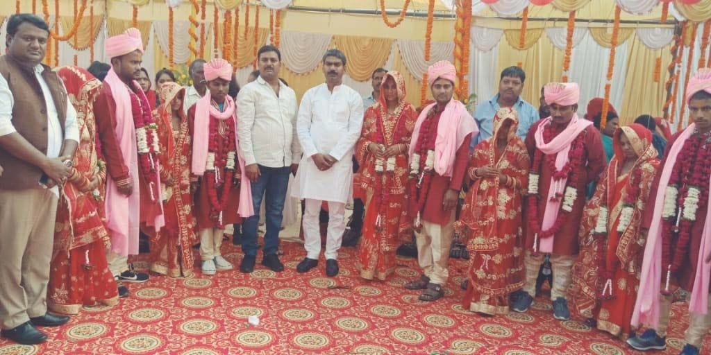 कुंडा नगर पंचायत परिसर में आयोजित शादी समारोह में शादी होने के बाद दूल्हा-दुल्हन की विदाई करते ईओ कुंडा नगर पंचायत परिसर में आयोजित शादी समारोह में शादी होने के बाद दूल्हा-दुल्हन की विदाई करते ईओ