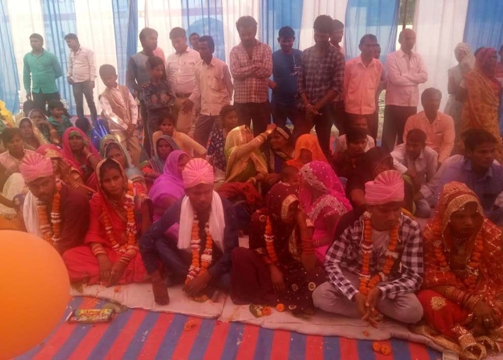 मानधाता में आयोजित मुख्यमंत्री सामूहिक विवाह में मंडप में बैठे जोड़े। मानधाता में आयोजित मुख्यमंत्री सामूहिक विवाह में मंडप में बैठे जोड़े।