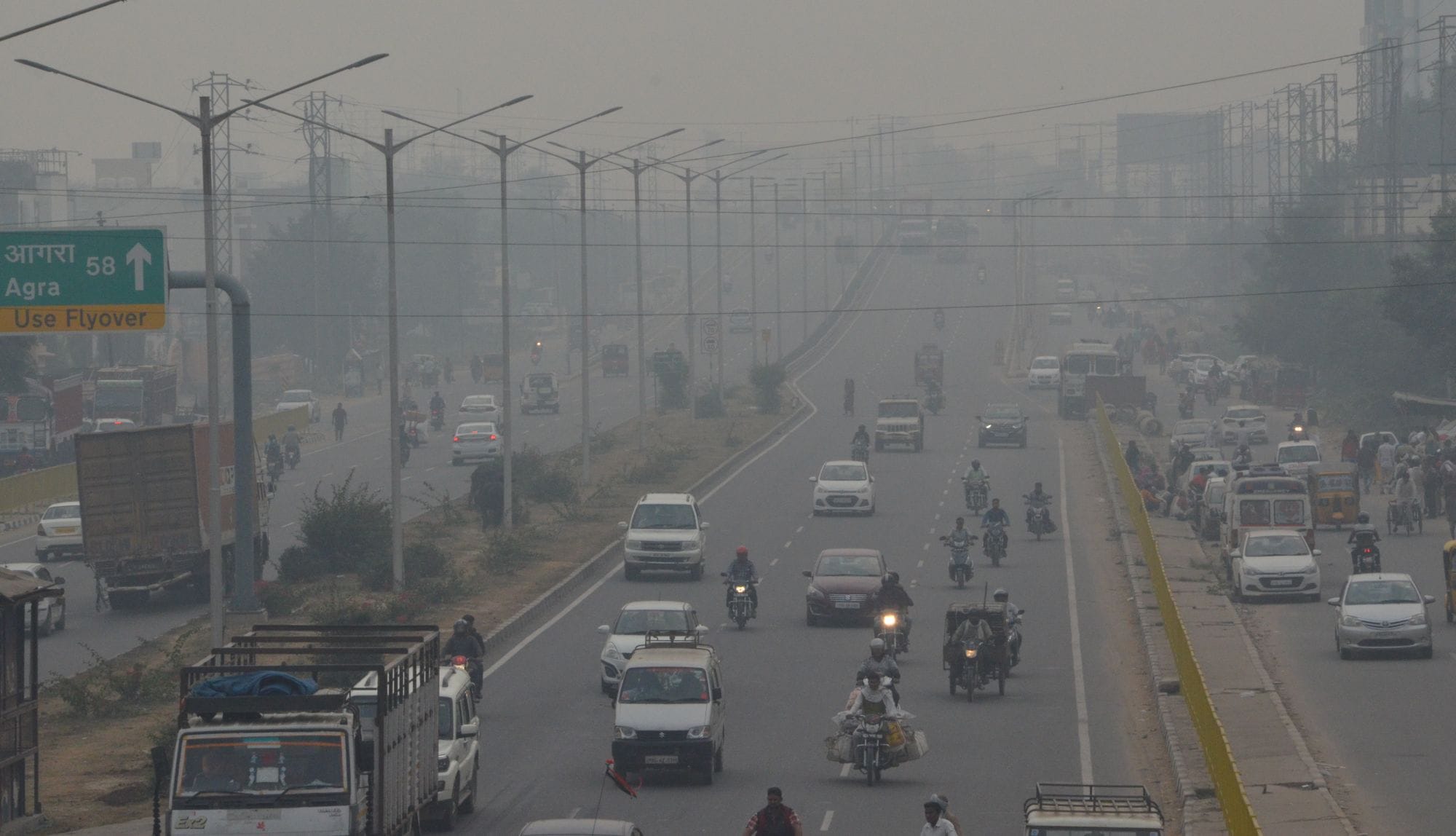 दफिन भर आकाश में छाई रही धुंध। दफिन भर आकाश में छाई रही धुंध।