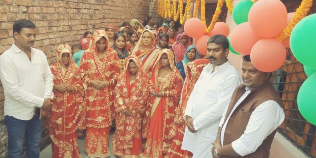 कुंडा नगर पंचायत परिसर में आयोजित सामूहिक शादी समारोह में दुल्हनों को मंडप तक ले जाते नगर पंचायत कुंडा नगर पंचायत परिसर में आयोजित सामूहिक शादी समारोह में दुल्हनों को मंडप तक ले जाते नगर पंचायत