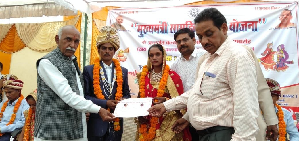 महेवा में वर-वधू को प्रमाण पत्र देते विधायक व आधिकारी महेवा में वर-वधू को प्रमाण पत्र देते विधायक व आधिकारी