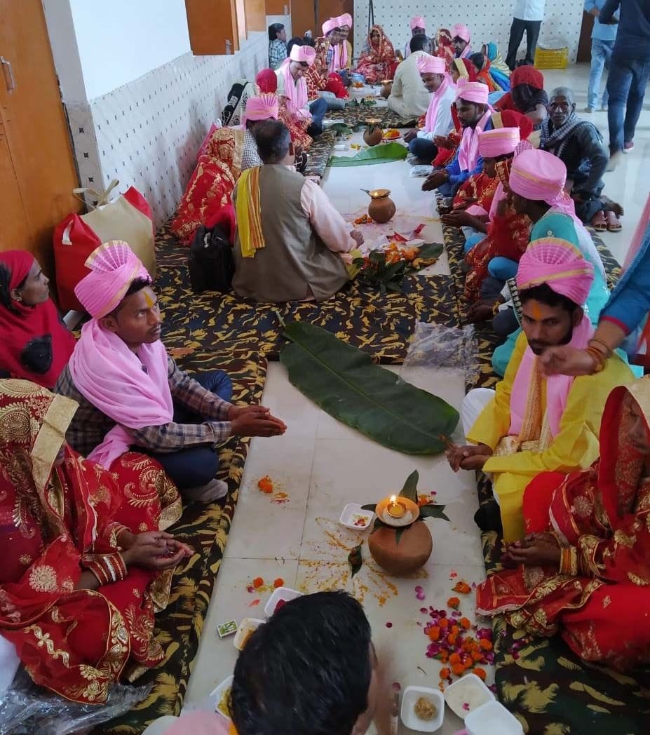 बिहार ब्लाक में आयोजित सामूहिक शादी समारोह में शामिल जोड़े। बिहार ब्लाक में आयोजित सामूहिक शादी समारोह में शामिल जोड़े।