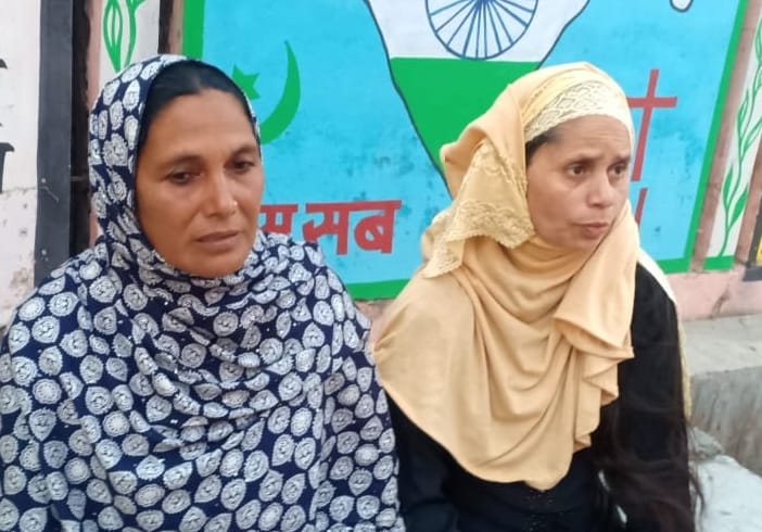 बढ़ापुर में नगर पंचायत कार्यालय में इरफान अंसारी की हत्या पर विलाप करते उनके परिजन। बढ़ापुर में नगर पंचायत कार्यालय में इरफान अंसारी की हत्या पर विलाप करते उनके परिजन।