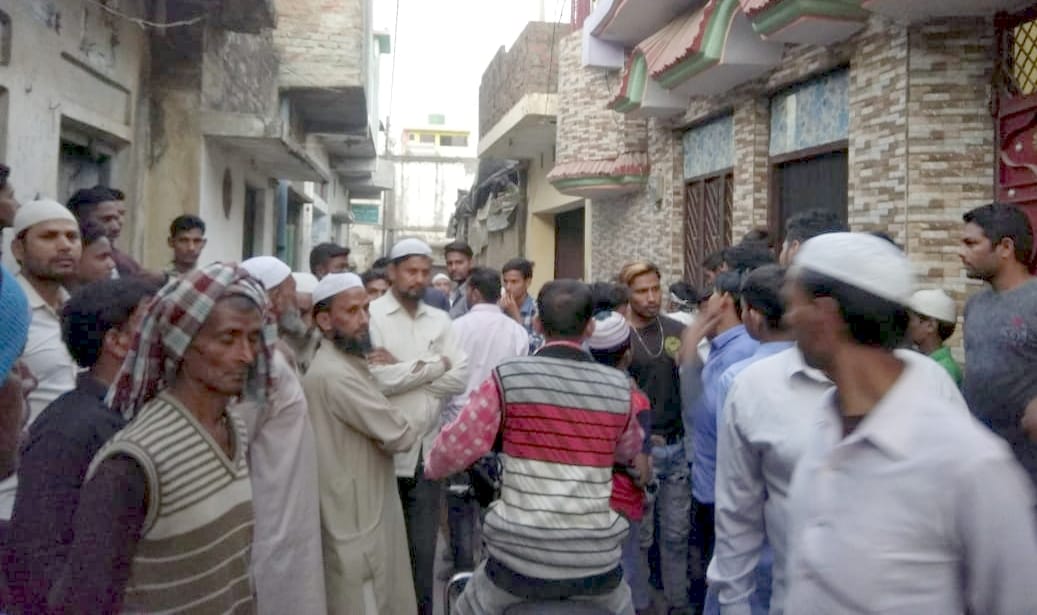 बढ़ापुर में नगर पंचायत कार्यालय में महिला सभासद के पिता की हत्या के बाद उसके घर के बाहर जमा भीड़। बढ़ापुर में नगर पंचायत कार्यालय में महिला सभासद के पिता की हत्या के बाद उसके घर के बाहर जमा भीड़।