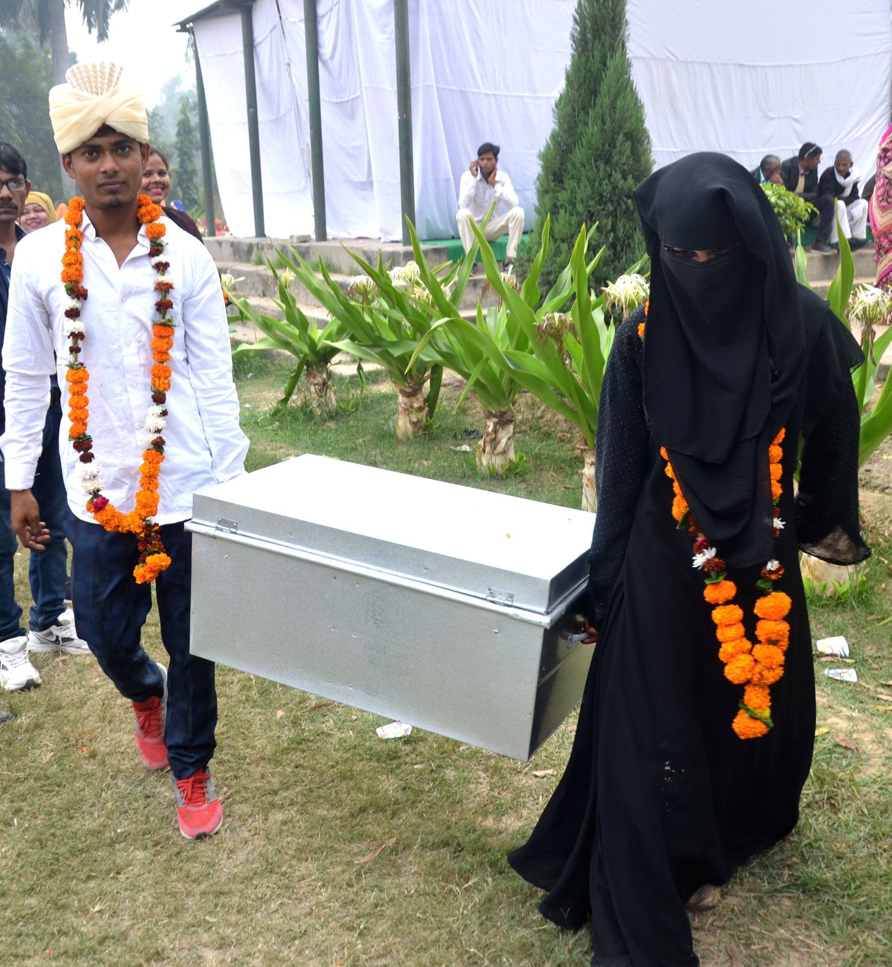 मुख्यमंत्री सामूहिक विवाह समारोह में विवाह के बाद मिले सामान को ले जाते दुल्हा दुल्हन।