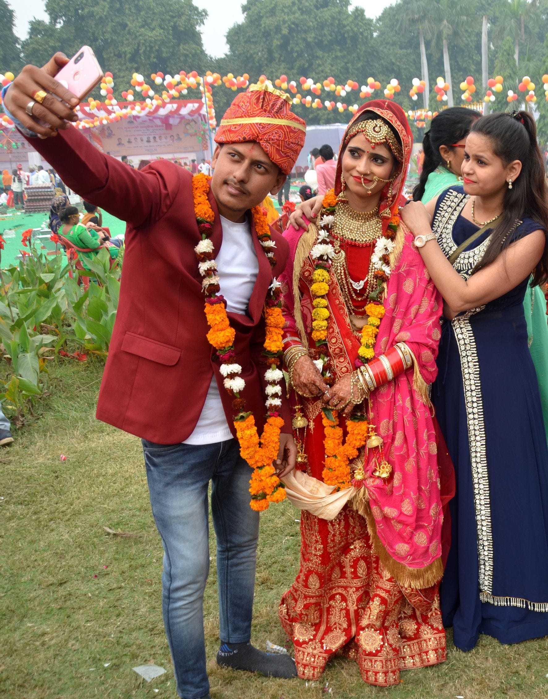 मुख्यमंत्री सामूहिक विवाह समारोह में विवाह के बाद सेल्फी लेता दूल्हा।