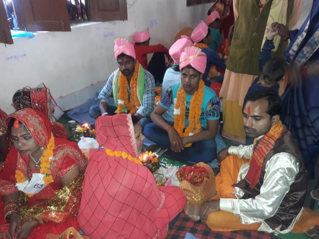 संडवा चंडिका ब्लाक में आयोजित मुख्यमंत्री सामूहिक विवाह में मंडप में बैठे जोड़े। संडवा चंडिका ब्लाक में आयोजित मुख्यमंत्री सामूहिक विवाह में मंडप में बैठे जोड़े।