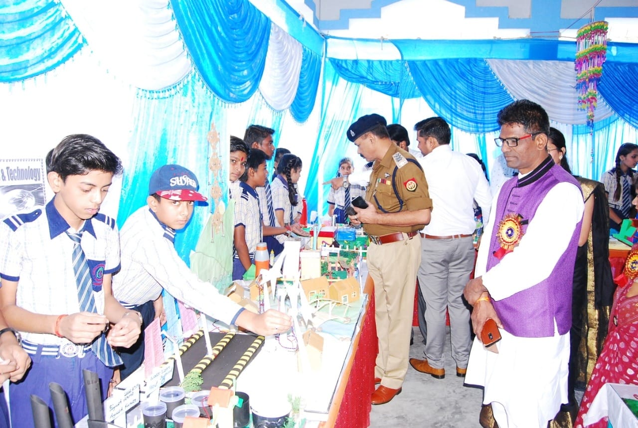 बाल दिवस पर सेंट्रल पब्लिक स्कूल में बच्चों के मॉडल देखते जिला कमांडेंट अजय प्रताप सिंह। बाल दिवस पर सेंट्रल पब्लिक स्कूल में बच्चों के मॉडल देखते जिला कमांडेंट अजय प्रताप सिंह।