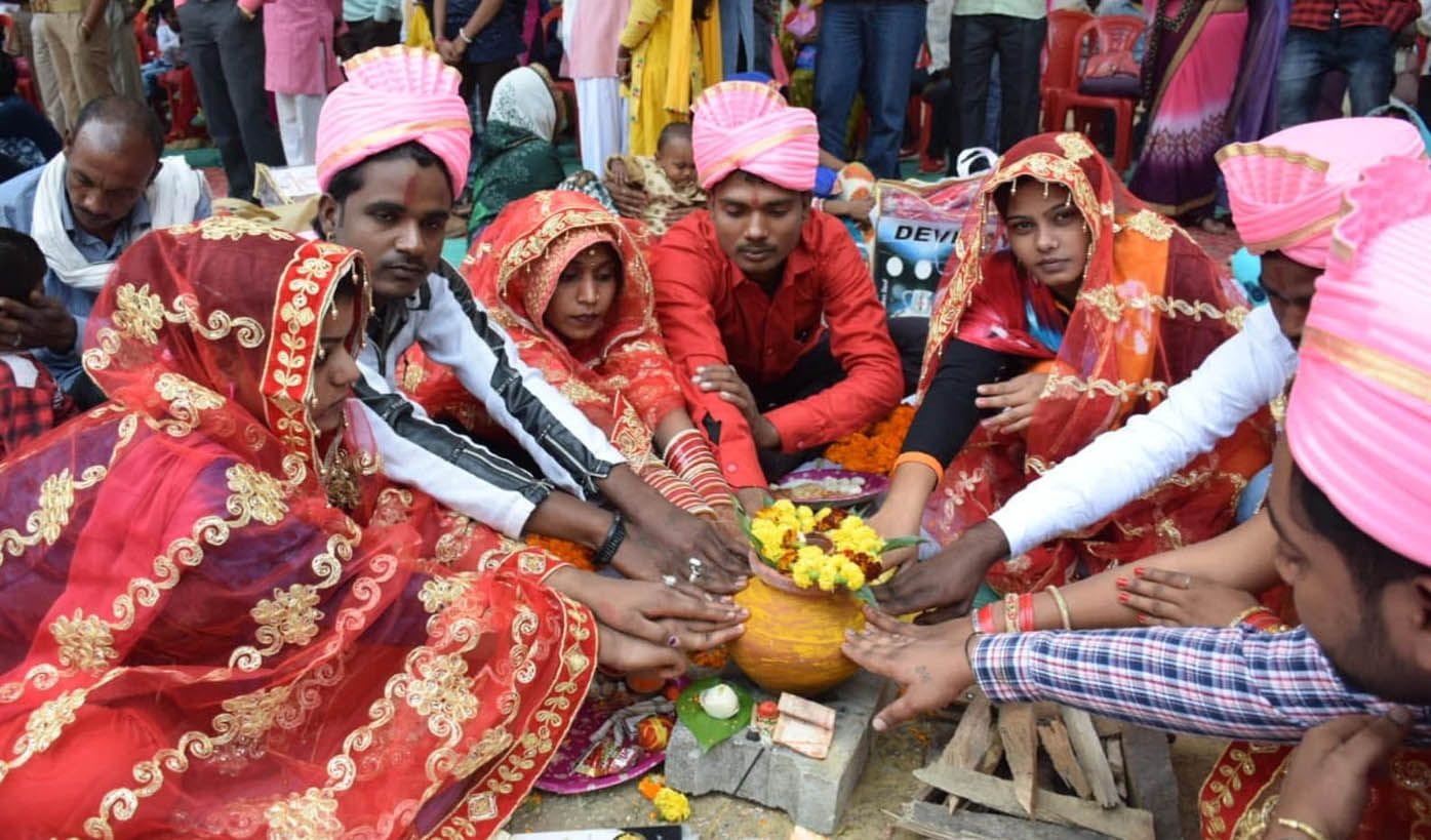 सदर ब्लाक में मुख्यमंत्री सामूहिक विवाह में कलश पूजन करते वर वधू। सदर ब्लाक में मुख्यमंत्री सामूहिक विवाह में कलश पूजन करते वर वधू।