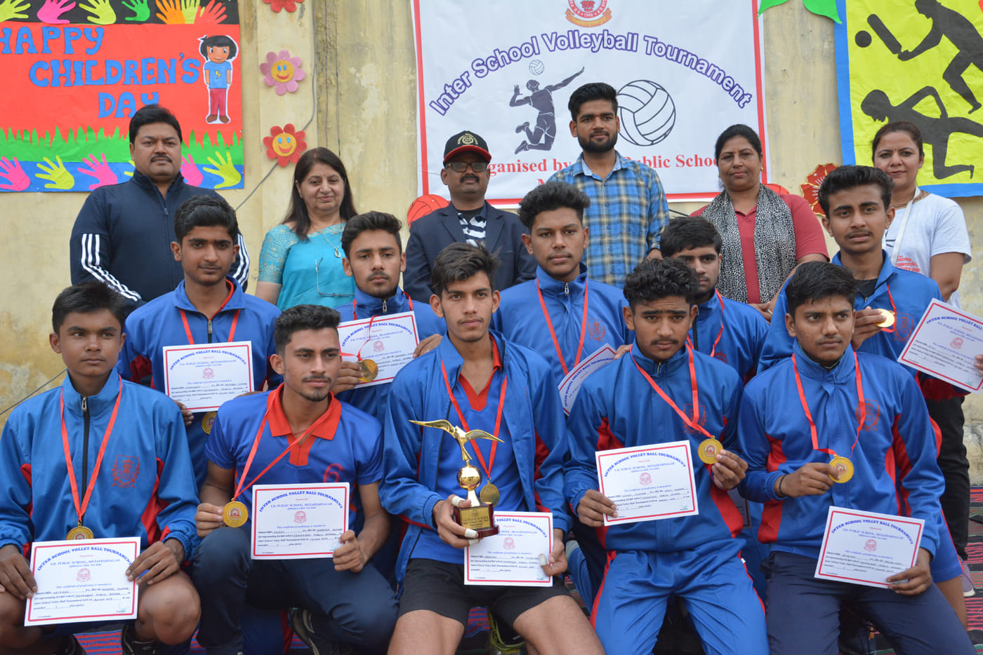 एसडी पब्लिक स्कूल में आयोजित हैडबॉल प्रतियोगिता की विजेता टीम को सम्मानित करते अतिथि। एसडी पब्लिक स्कूल में आयोजित हैडबॉल प्रतियोगिता की विजेता टीम को सम्मानित करते अतिथि।