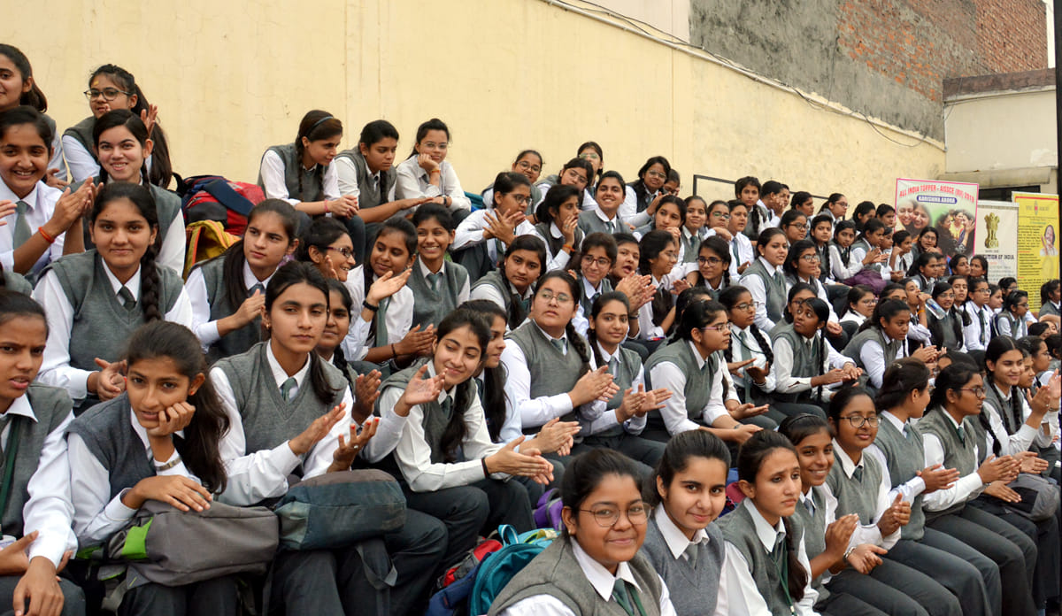 एसडी पब्लिक स्कूल में आयोजित हैडबॉल प्रतियोगिता के फाइनल मैच में मौजूद छात्राएं। एसडी पब्लिक स्कूल में आयोजित हैडबॉल प्रतियोगिता के फाइनल मैच में मौजूद छात्राएं।