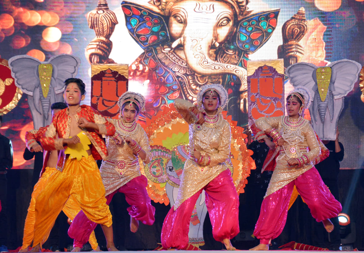 द एसडी पब्लिक स्कूल के वर्षिकोत्सव में सांस्कृतिक प्रस्तुति देते विद्यार्थी।