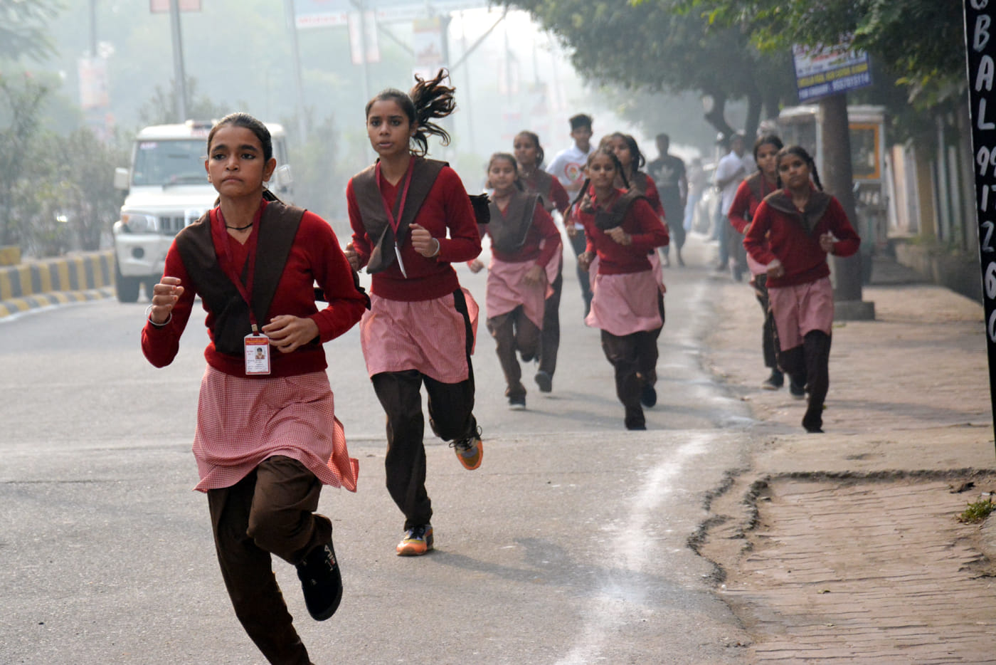 मिनी मैराथन में प्रतिभाग करती छात्राएं।