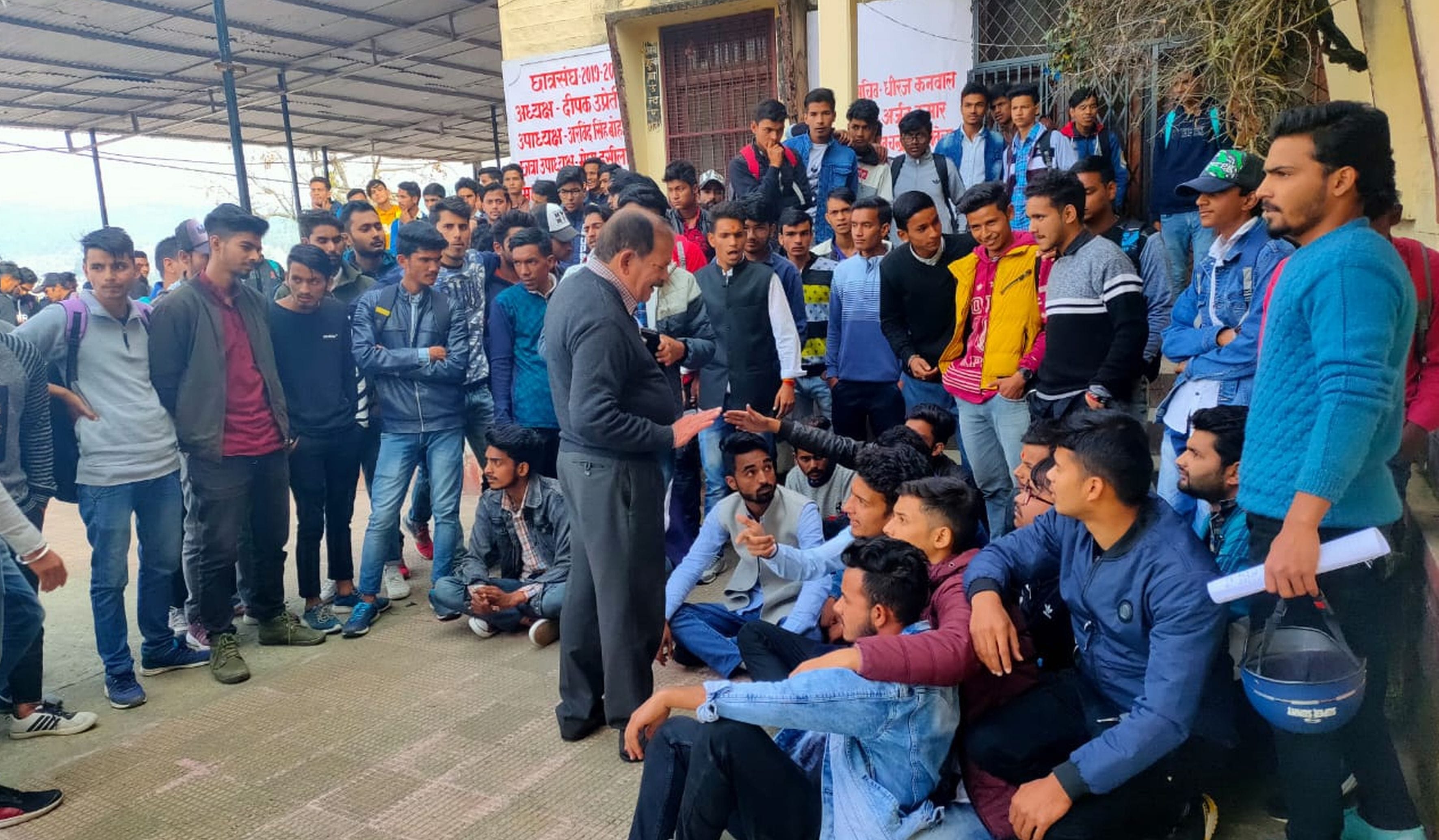 छात्रों को समझाते एसएसजे परिसर के निदेशक।