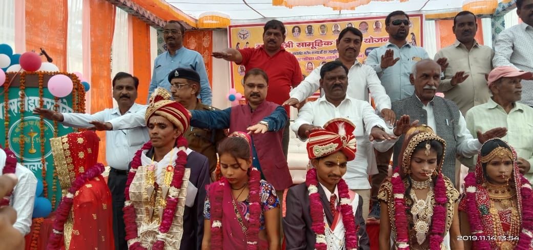 कालपी में सामूहिक विवाह के दौरान वर-वधू को आशीर्वाद देते कालपी विधायक नरेंद्र सिंह जादौन व आधिका कालपी में सामूहिक विवाह के दौरान वर-वधू को आशीर्वाद देते कालपी विधायक नरेंद्र सिंह जादौन व आधिका