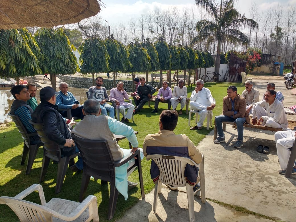 सहारनपुर: गांव नैनखेड़ी में झील किनारे चर्चा करते ग्रामीण (फाइल फोटो)