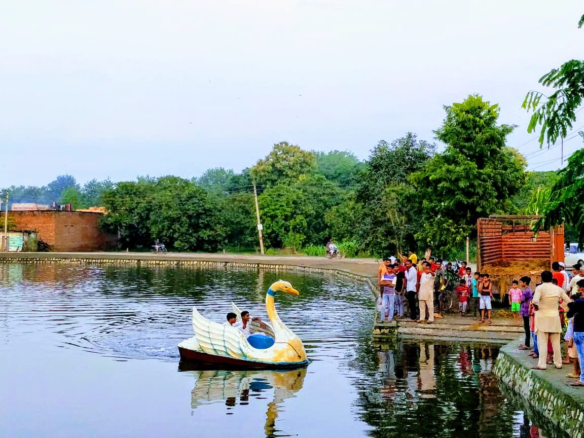 सहारनपुर: रामपुर मनिहारान के गांव नैनखेडी में झील में चलती नाव