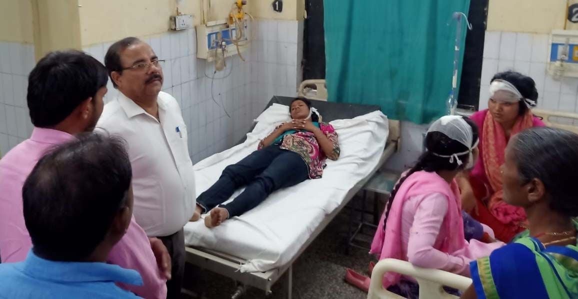 लालगंज के मोठिन में रोडवेज व बोलेरो की टक्कर में घायल डीएलएडी के छात्र छात्राओं जिला अस्पताल देख? लालगंज के मोठिन में रोडवेज व बोलेरो की टक्कर में घायल डीएलएडी के छात्र छात्राओं जिला अस्पताल देख?