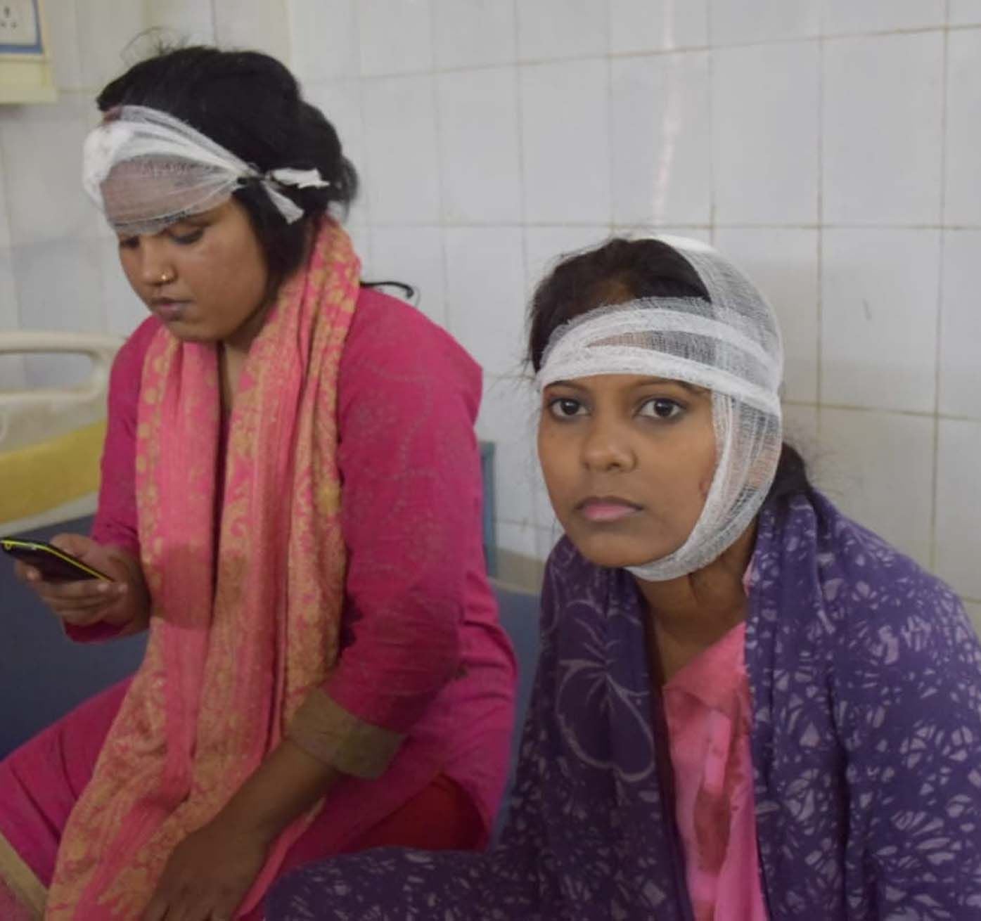 लालगंज कोतवाली के मोठिन में बोलेरो रोडवेज की टक्कर में घायल डीएलएड की छात्राएं। लालगंज कोतवाली के मोठिन में बोलेरो रोडवेज की टक्कर में घायल डीएलएड की छात्राएं।