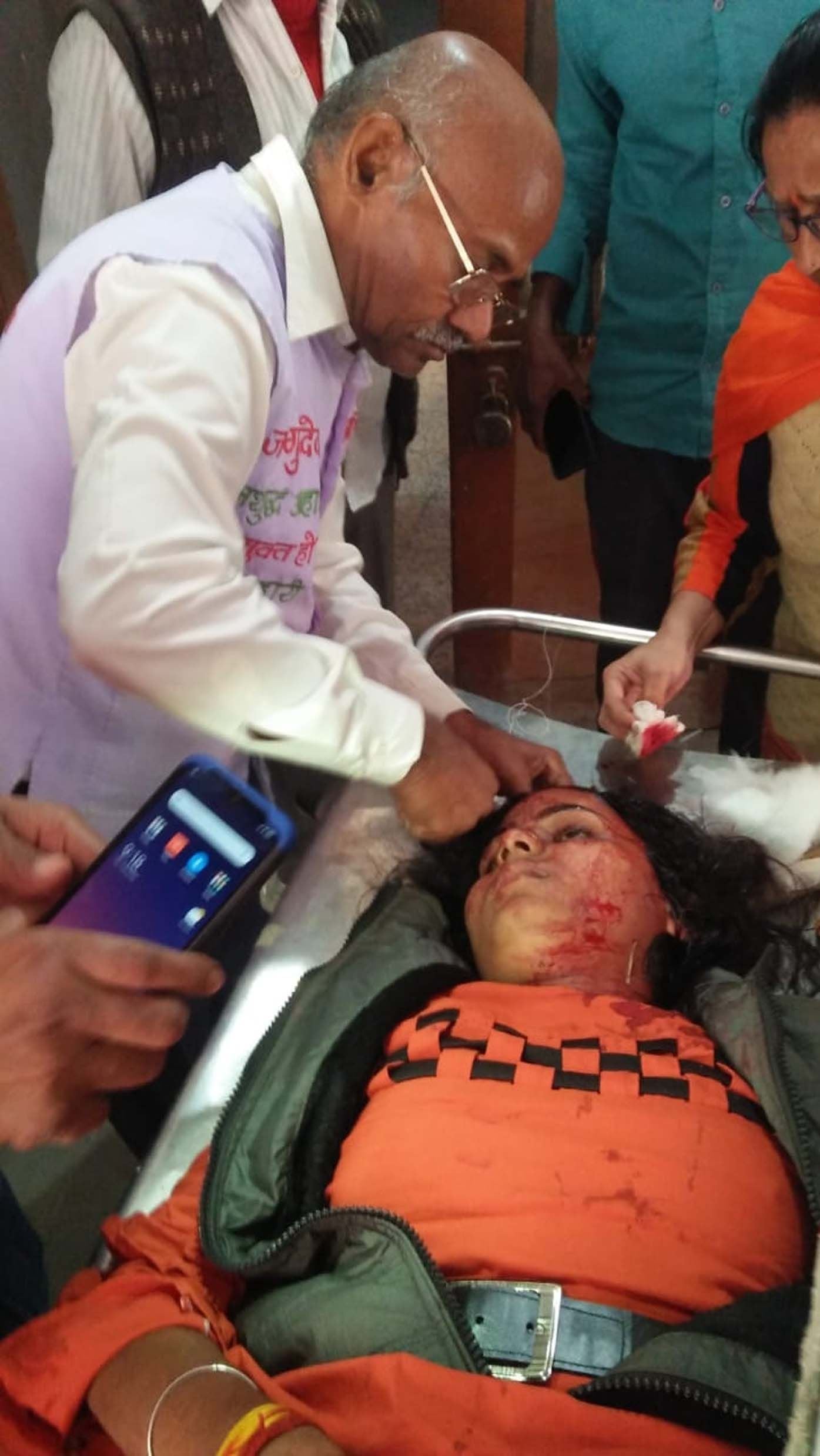लालगंज कोतवाली के मोठिन में बोलेरो रोडवेज की टक्कर में घायल डीएलएड की छात्रा का इलाज करते चिकित्? लालगंज कोतवाली के मोठिन में बोलेरो रोडवेज की टक्कर में घायल डीएलएड की छात्रा का इलाज करते चिकित्?