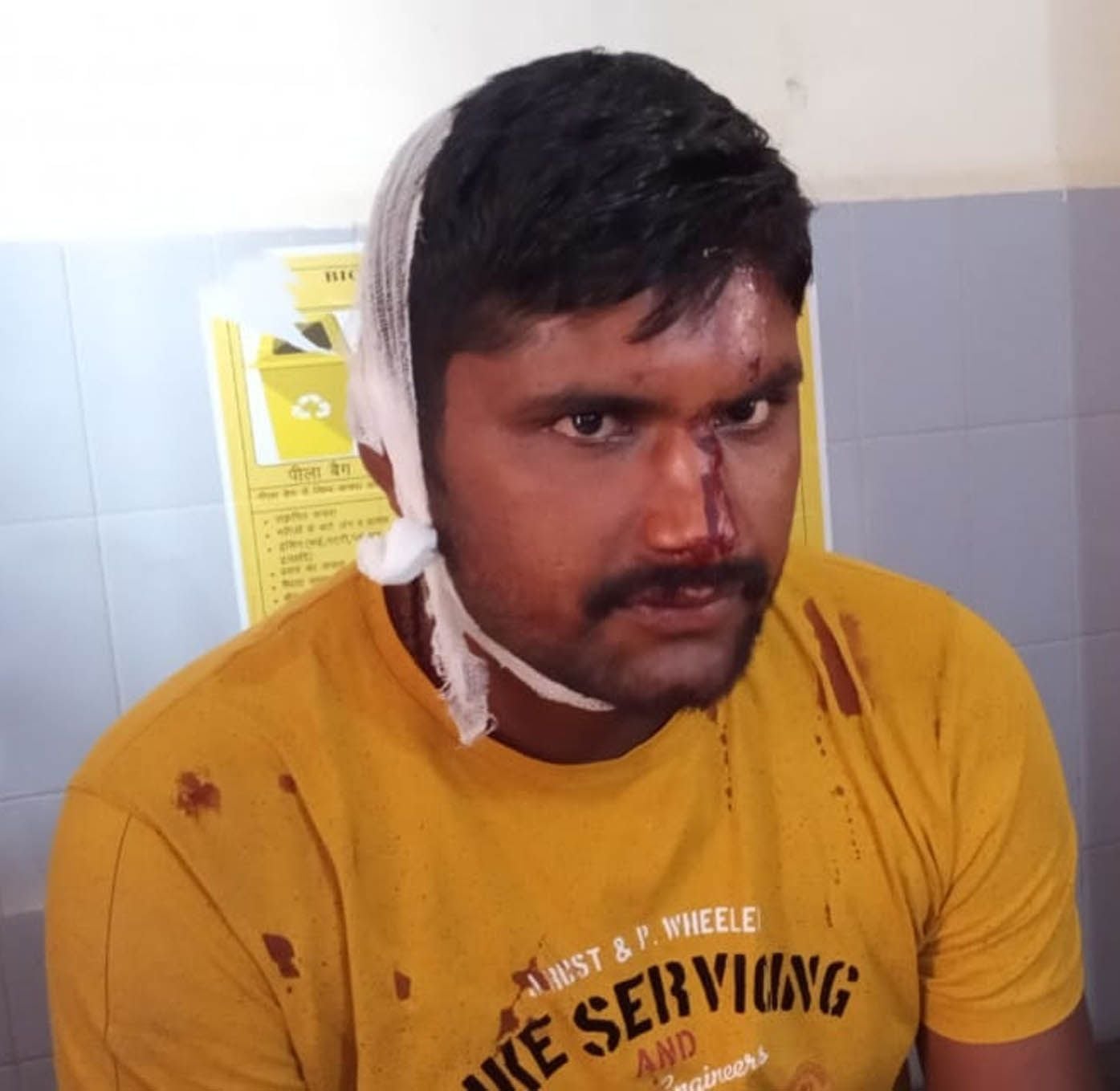 लालगंज कोतवाली के मोठिन में बोलेरो रोडवेज की टक्कर में घायल डीएलएड का छात्र। लालगंज कोतवाली के मोठिन में बोलेरो रोडवेज की टक्कर में घायल डीएलएड का छात्र।