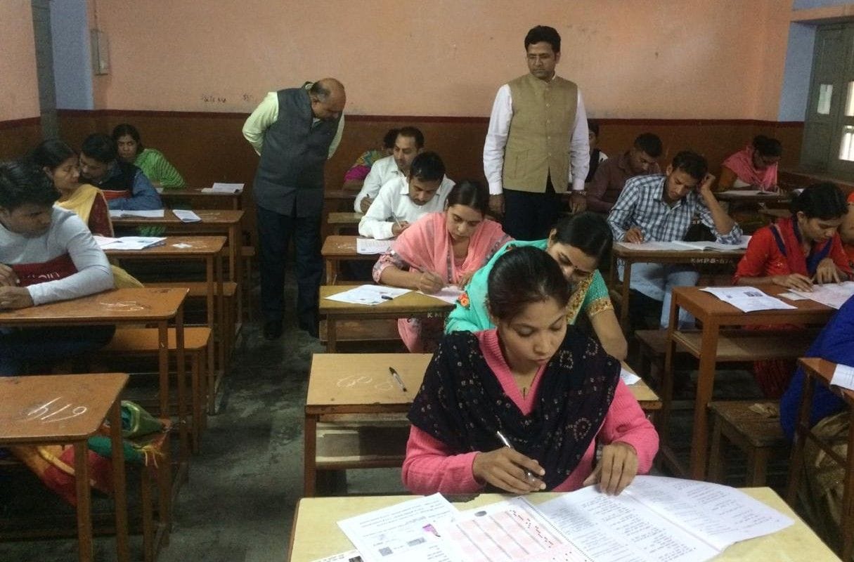 64 फोटो एचटेट परीक्षा केंद्र का निरीक्षण करते हुए शिक्षाबोर्ड चेयरमैन व सचिव।