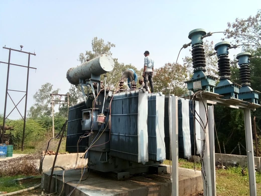 ट्रांसफॉमर्स सही करते विद्युत कर्मी ट्रांसफॉमर्स सही करते विद्युत कर्मी