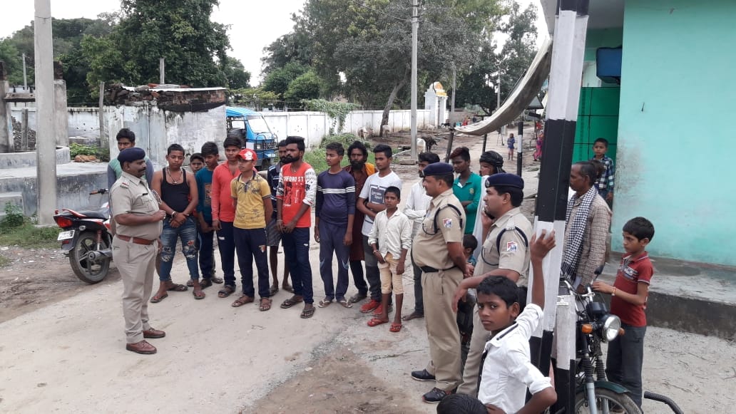 आरपीएफ पुलिस लोगों को समझाती आरपीएफ पुलिस लोगों को समझाती