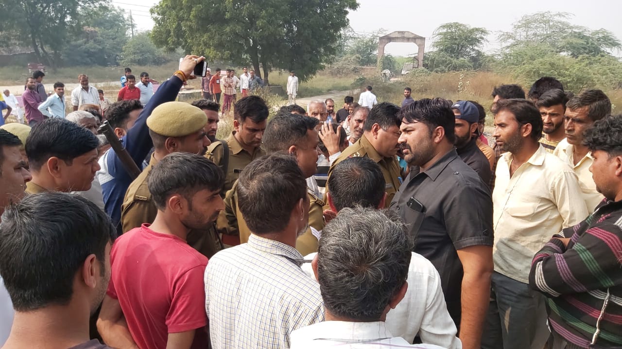 बागपत के पाबला बेगमाबाद गांव  में पुलिस से होती नोक-झोक