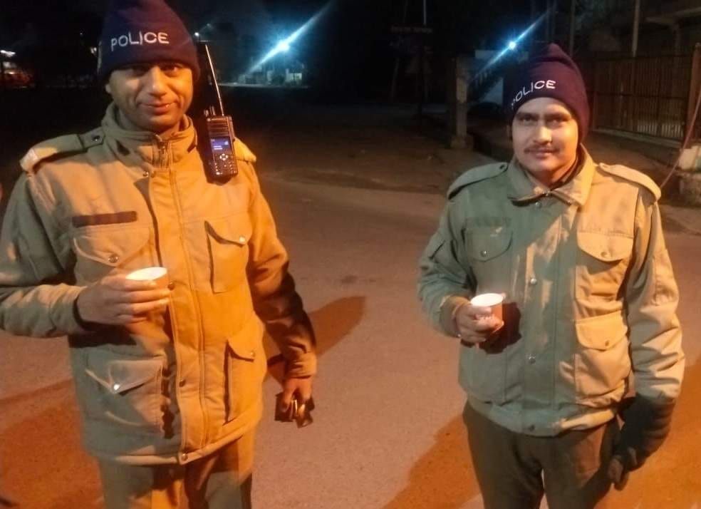 चाय और बिस्कुट का मजा लेते रात्रि ड्यूटी में तैनात पुलिस कर्मी। चाय और बिस्कुट का मजा लेते रात्रि ड्यूटी में तैनात पुलिस कर्मी।