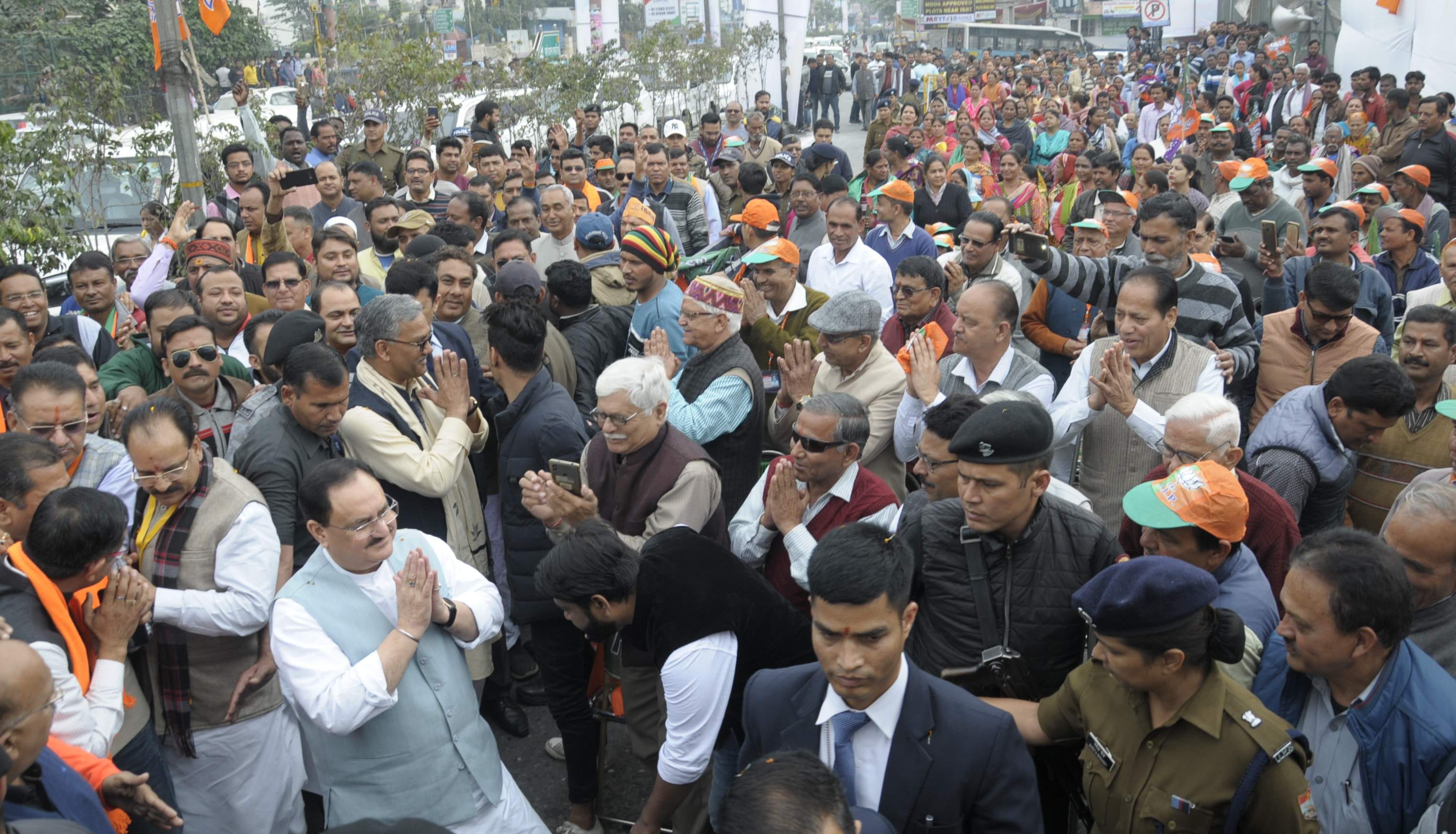 रिस्पना पुल पर हुए जोरदार स्वागत के बाद हाथ जोडकर कार्यकर्ताओं का अभिवादन करते भाजपा के राष्ट्र? रिस्पना पुल पर हुए जोरदार स्वागत के बाद हाथ जोडकर कार्यकर्ताओं का अभिवादन करते भाजपा के राष्ट्र?