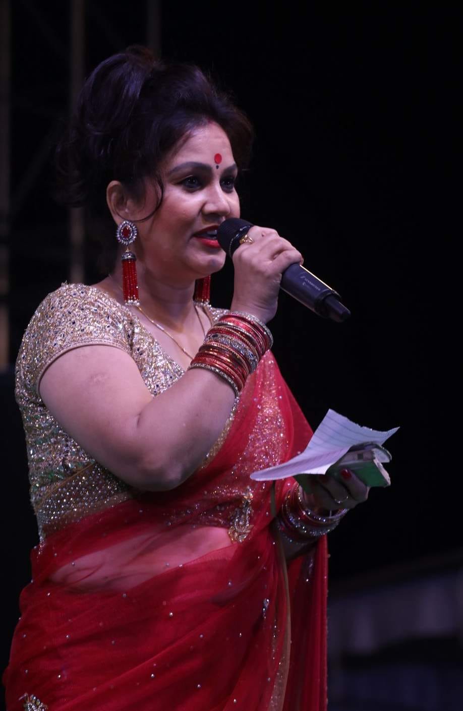  हर्रावाला स्थित कोर इंटरनेशलन स्कूल में आयोजित कार्यक्रम हमारो पहाड़ हमारो संस्कृति में लोक गी