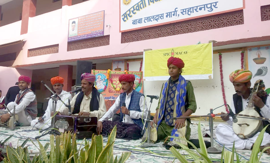 सरस्वती विद्या मन्दिर में प्रस्तुति देते राजस्थानी लोक गीतकार जमील खान सरस्वती विद्या मन्दिर में प्रस्तुति देते राजस्थानी लोक गीतकार जमील खान