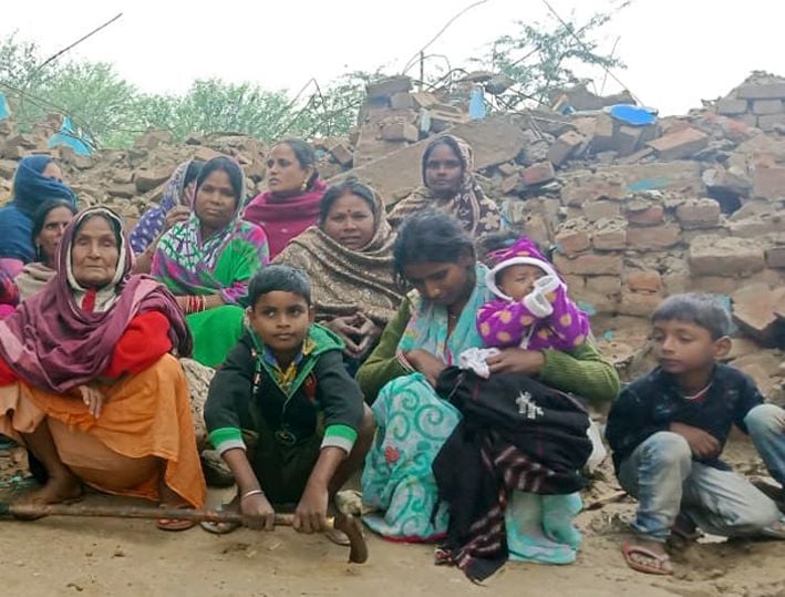 मलबे पर बैठी महिलाएं व बच्चे। मलबे पर बैठी महिलाएं व बच्चे।
