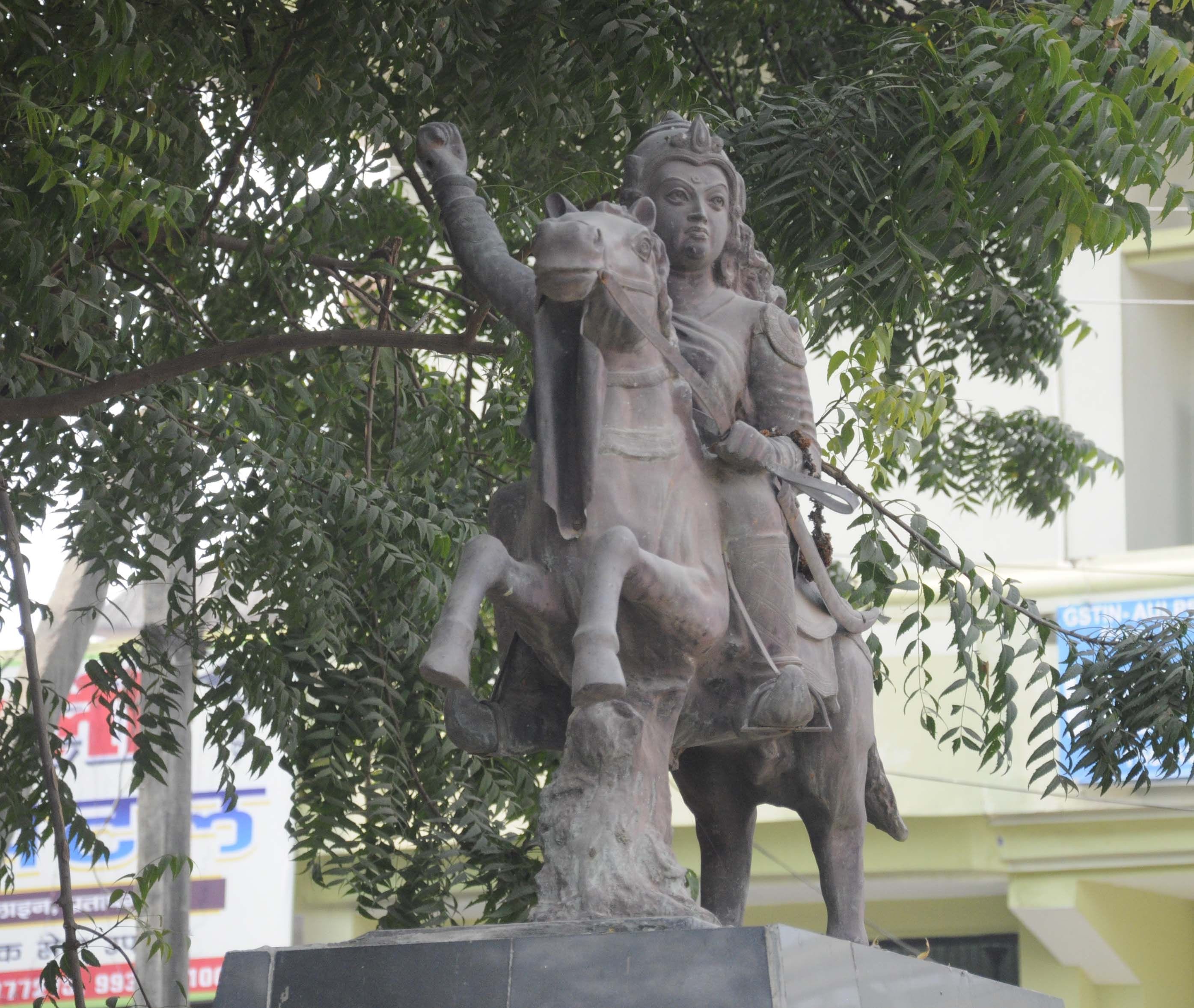 मीराभवन स्थित रानी लक्ष्मीबाई पार्क में लगी प्रतिमा से गायब तलवार। मीराभवन स्थित रानी लक्ष्मीबाई पार्क में लगी प्रतिमा से गायब तलवार।