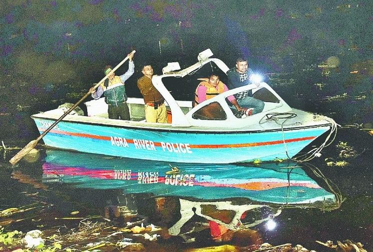 यमुना नदी में सर्च अभियान के दौरान पुलिस