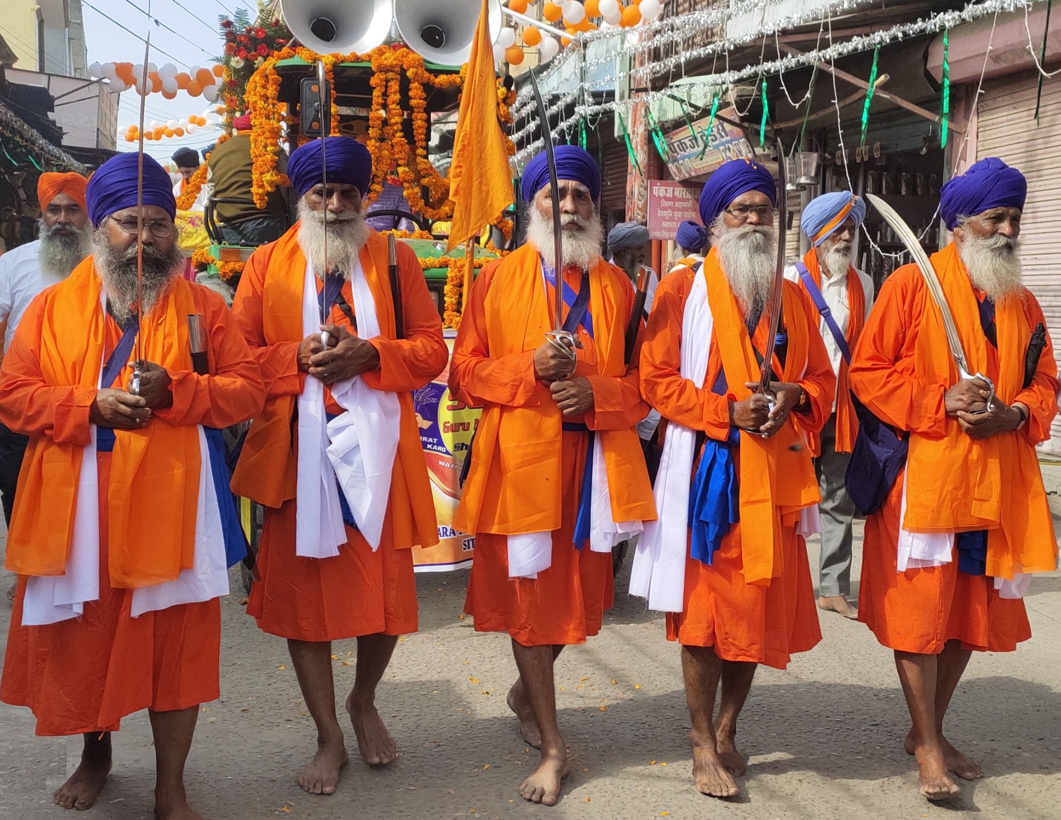 सितारगंज में नगर कीर्तन की अगुवाई करते पंच प्यारे। सितारगंज में नगर कीर्तन की अगुवाई करते पंच प्यारे।