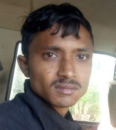 नहर में डूबी टैक्सी से तैरकर निकला युवक रोहित।