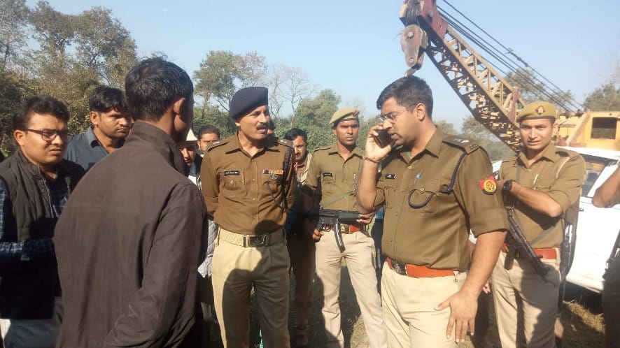 नजीबाबाद की नहर में डूबे लोगों की तलाश के लिए मौके पर पहुंचे एसपी संजीव त्यागी। नजीबाबाद की नहर में डूबे लोगों की तलाश के लिए मौके पर पहुंचे एसपी संजीव त्यागी।