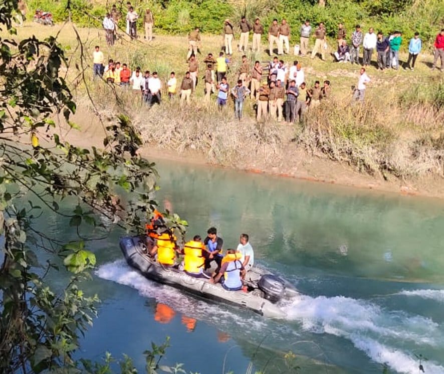  नजीबाबाद क्षेत्र में नहर में समाए उत्तराखंड के युवकों को तलाशते गोताखोर।
